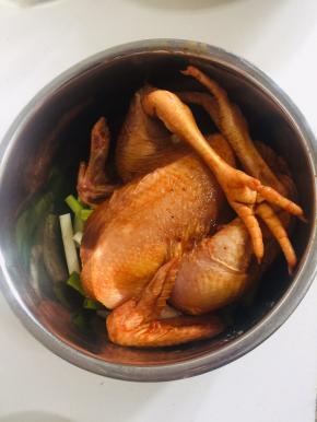 把腌制好的鸡放入电压力锅中！