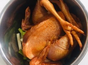 把腌制好的鸡放入电压力锅中！