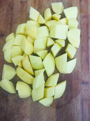 土豆削皮，洗净切成小块备用！