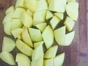 土豆削皮，洗净切成小块备用！