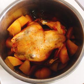 等待气压阀落下即可开盖享用美味啦！鸡肉色泽金黄诱人，土豆软糯让人忍不住流口水！