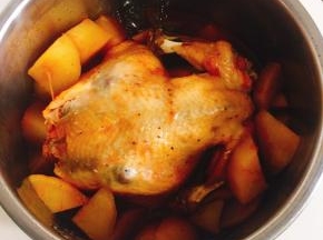 等待气压阀落下即可开盖享用美味啦！鸡肉色泽金黄诱人，土豆软糯让人忍不住流口水！