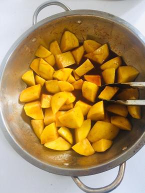 把切好的土豆放入腌制鸡的料汁儿中搅拌均匀！