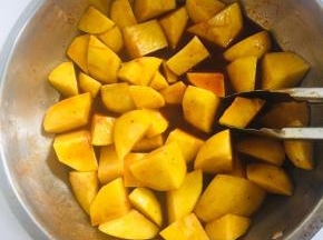 把切好的土豆放入腌制鸡的料汁儿中搅拌均匀！