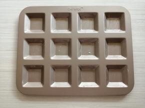 先用软化黄油把费南雪模具内部涂抹一下冷藏备用