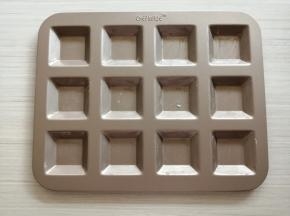 先用软化黄油把费南雪模具内部涂抹一下冷藏备用