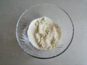 把面粉和杏仁粉混合过筛一次备用
