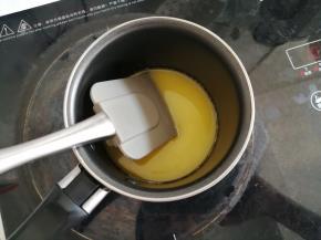 黄油放入小奶锅里，用中火加热，一边加热一边搅拌，煮至浅褐色