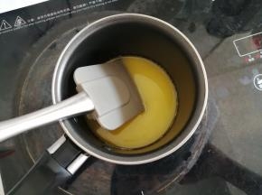 黄油放入小奶锅里，用中火加热，一边加热一边搅拌，煮至浅褐色