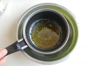 马上离火，把锅放入凉水中降温，但不要太冷，以免黄油重新凝固，黄油冷却到70度左右就把锅移开