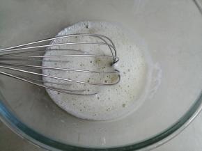 蛋清里加入细砂糖和蜂蜜，隔温热水加热到40度左右时取出，用手抽拌至糖融化