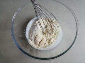 把粉类倒入，右手握着手抽，垂直贴着打蛋盆壁顺时针方向拌120次