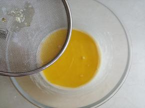 把还有余温的焦化的黄油倒入，用同样的手法搅拌100次