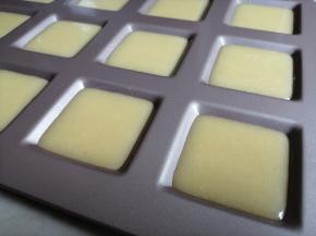 把稀面糊装入裱花袋，挤入模具里，9分满即可，在桌面上轻震两下，震出气泡