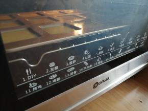 把模具放入已经预热到190度的东菱K40C烤箱内，烘烤13分钟左右。实际烘烤温度，要根据自家烤箱脾气而定。待表面烤成茶色，边缘呈焦色即可