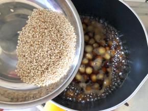 熬制汤汁浓稠放入白芝麻，搅拌均匀即可