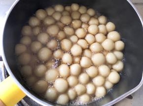 倒入糯米丸子小火熬