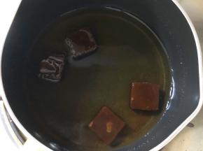 锅中放入红糖和一碗清水，熬制红糖融化