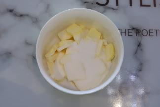 黄油和细砂糖分别称重好放入碗中。