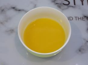 隔水融化。