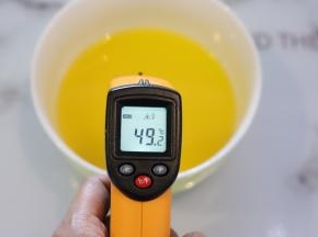 放至油温降到50度以下。