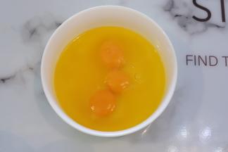磕入全蛋液，用手动打蛋器拌匀。