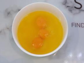 磕入全蛋液，用手动打蛋器拌匀。