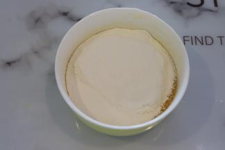 低筋面粉和玉米淀粉混合，筛入蛋液和黄油混合物内。