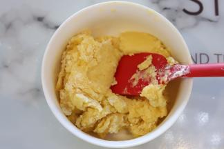 先用刮刀翻拌。