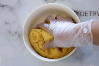 再用手揉成团，光滑均匀即可。