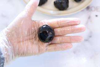 黑芝麻馅平均分成30克一个。