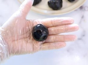 黑芝麻馅平均分成30克一个。