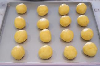 饼皮平均分成30克一个。