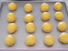 饼皮平均分成30克一个。