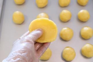 先取一块饼皮，压平。