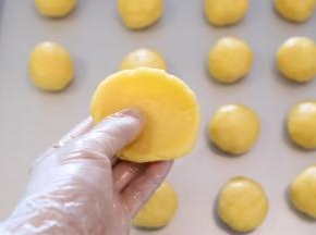 先取一块饼皮，压平。