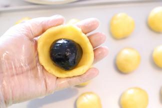 包上黑芝麻馅。