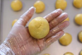 包好，收口捏紧。