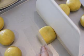 先用抹刀在上面压平，再整理两边。