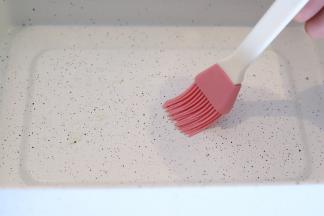 表面刷少许的食用油。