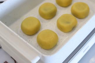 依个放入仙豆糕，煎至表面金黄。