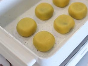 依个放入仙豆糕，煎至表面金黄。