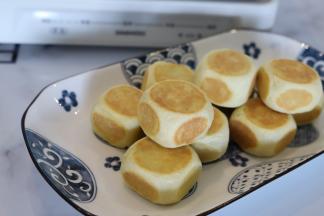 外皮脆脆的，里面浓浓的黑芝麻香，两三口一个。