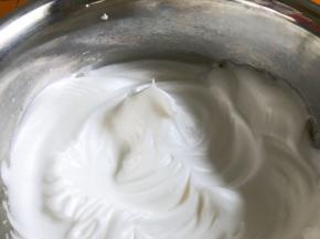 继续高速打发至拉起打蛋头，蛋白有直立的尖角状态