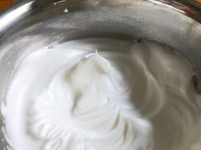 继续高速打发至拉起打蛋头，蛋白有直立的尖角状态