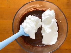 分三分之一蛋白到可可蛋黄糊中翻拌均匀