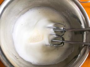 中速打发至粗泡消失，加入三分之一细砂糖