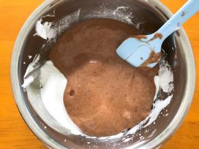 再倒回蛋白盆中继续翻拌均匀