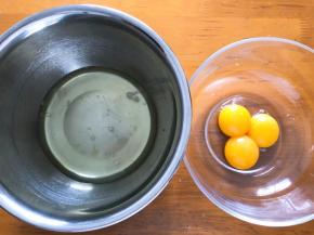 蛋白和蛋黄分离，蛋白盆中应无油无水无蛋黄