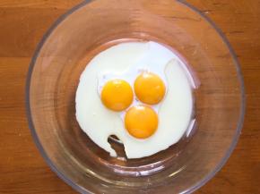 蛋黄加纯牛奶加玉米油搅拌均匀